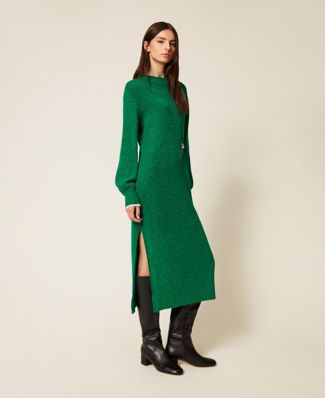 Maxi-Strickkleid mit Raffung und Schmuckbrosche Emerald Stone / Fairy Tales Frau 252AT3112_13028_02