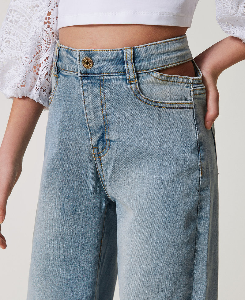 Wide leg jeans with cut-out