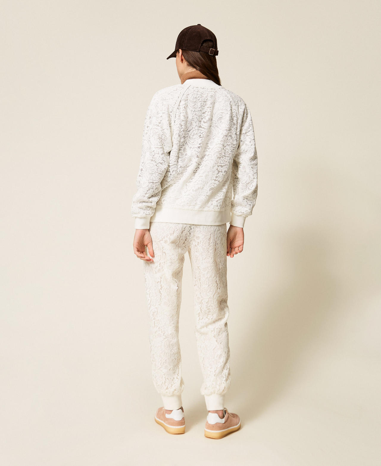 Joggers aus Spitze Mattweiß Frau 252LL2JBB_00526_03