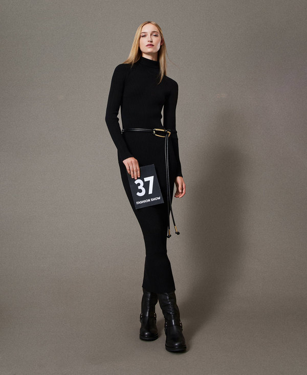 Long knit dress with cut-out