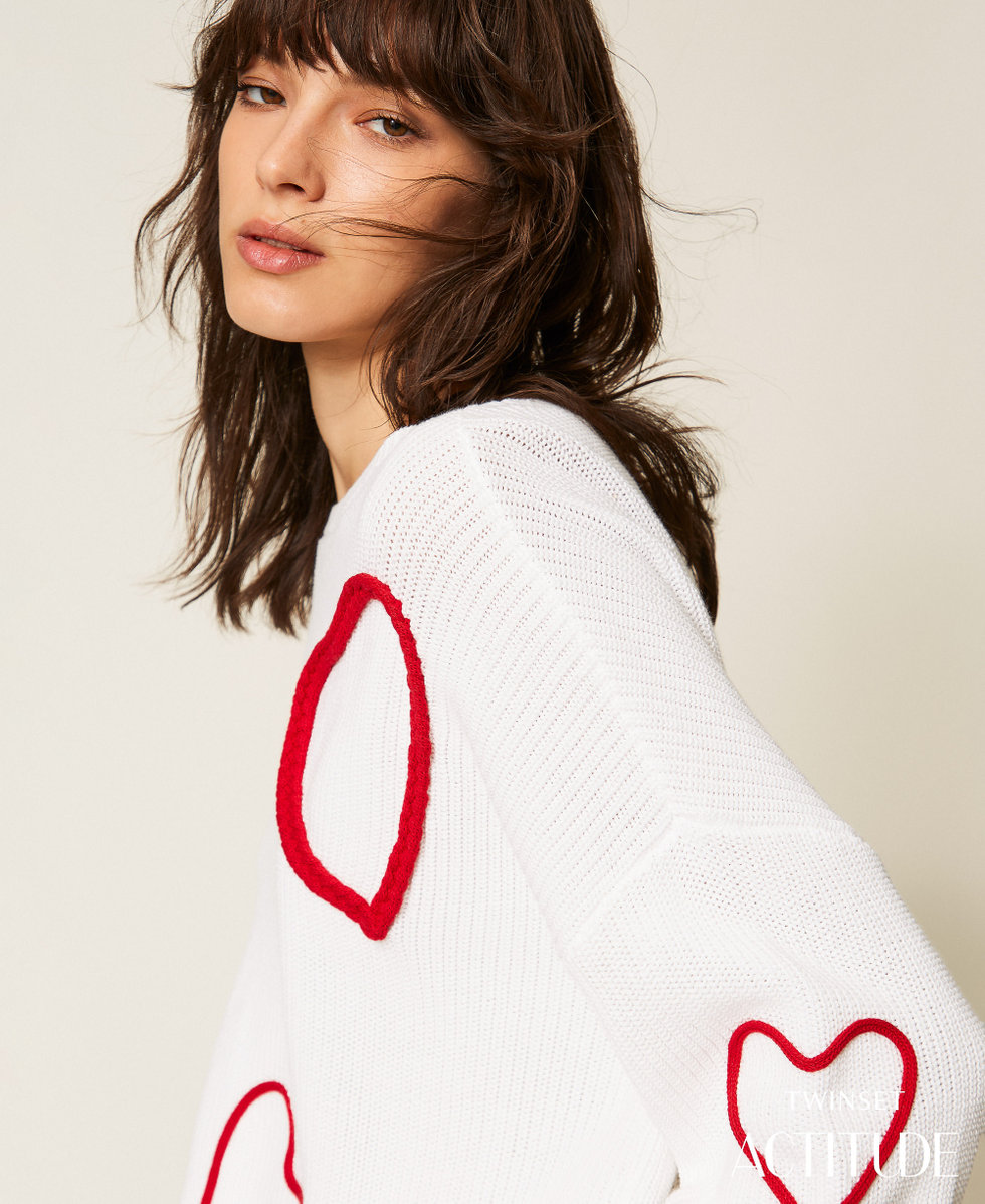 Pull avec broderie de c&oelig;urs