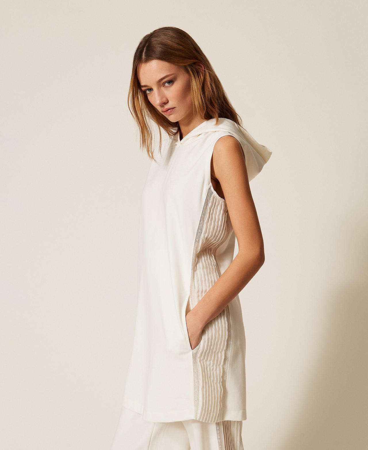 Robe courte avec empi&egrave;cements pliss&eacute;s et dentelle