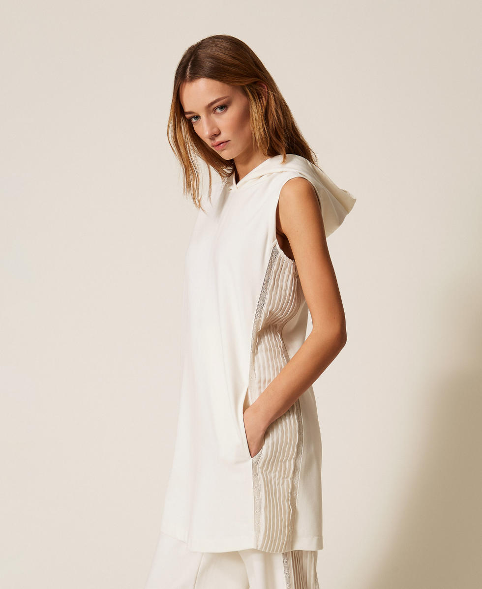 Short dress with pleated inserts and lace