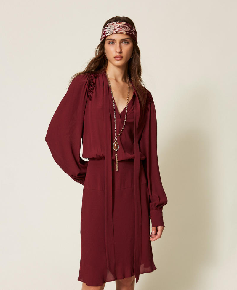Robe courte en cr&ecirc;pe de Chine avec broderies Bordeaux Femme 262TT2460_00020_01