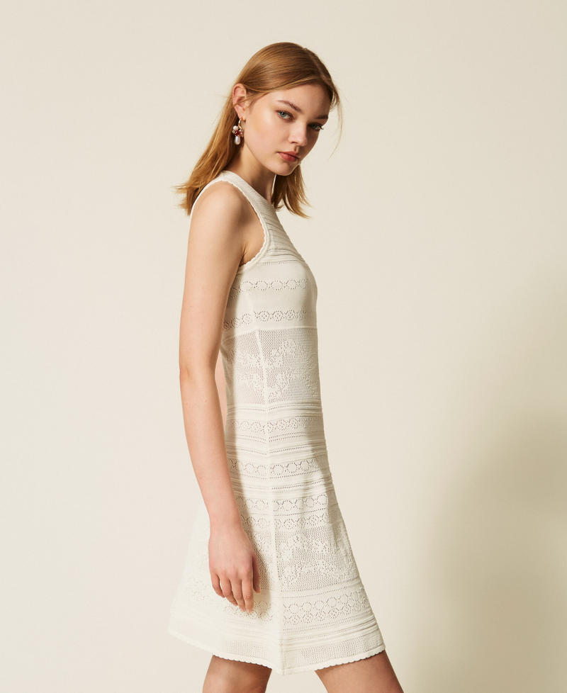 Kurzes Strickkleid mit Blumenmuster Perlmutt Frau 261TT3291_00059_02