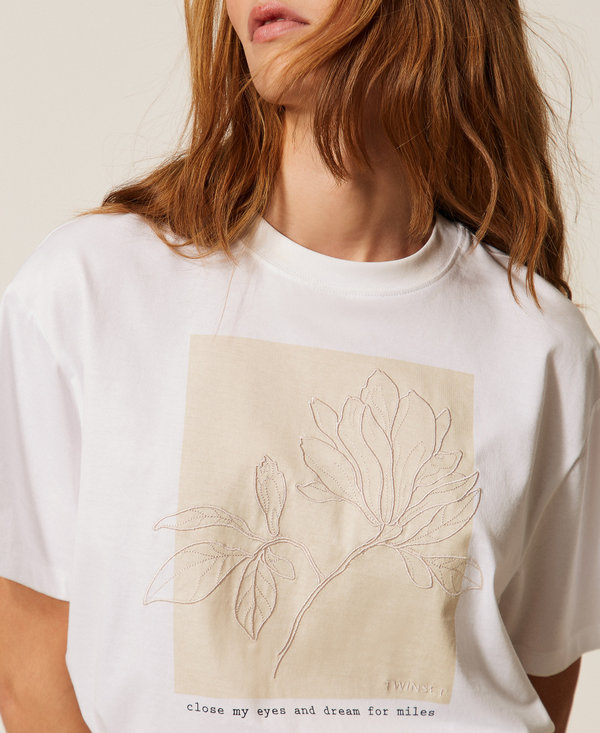 T-shirt regular con stampa e ricamo