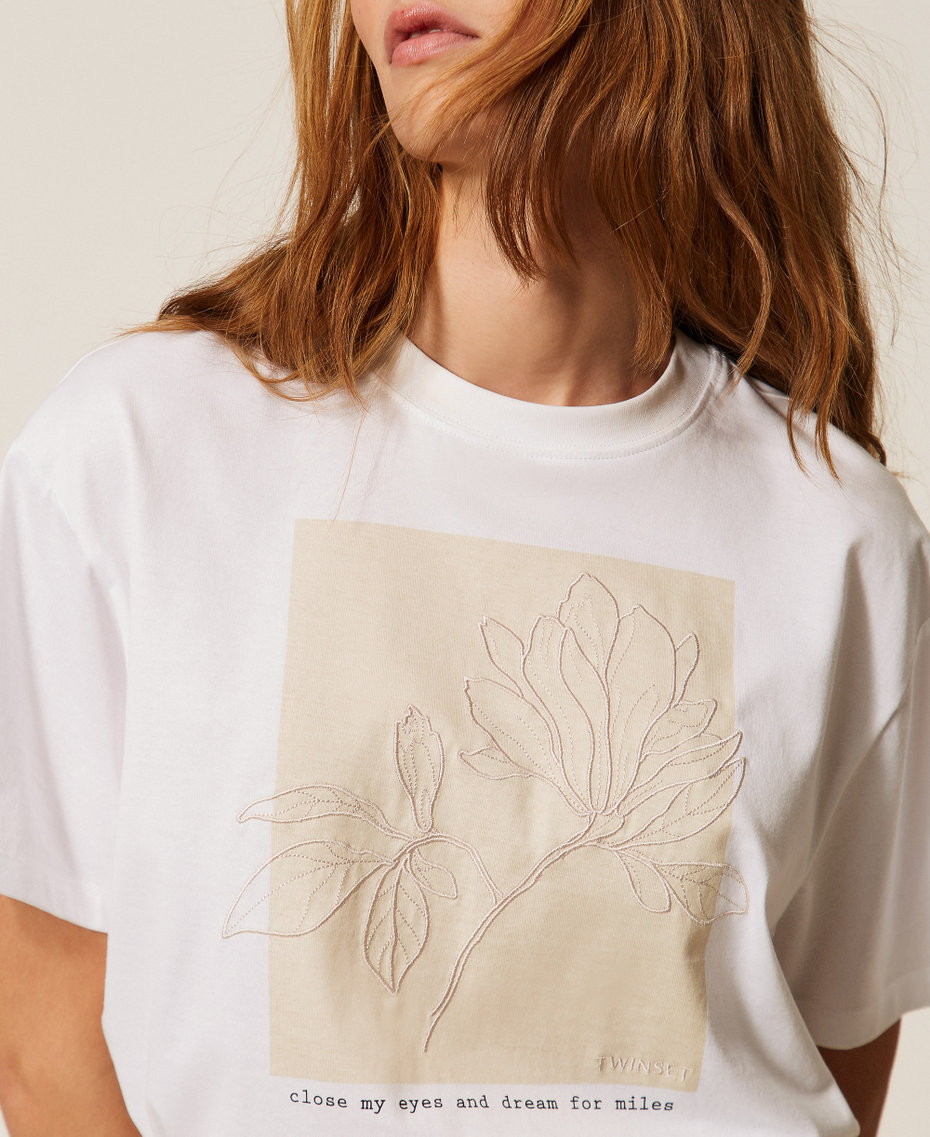 T-shirt regular con stampa e ricamo Bianco Ottico / Stampa Fiore Avorio Donna 261TE2090_13328_04