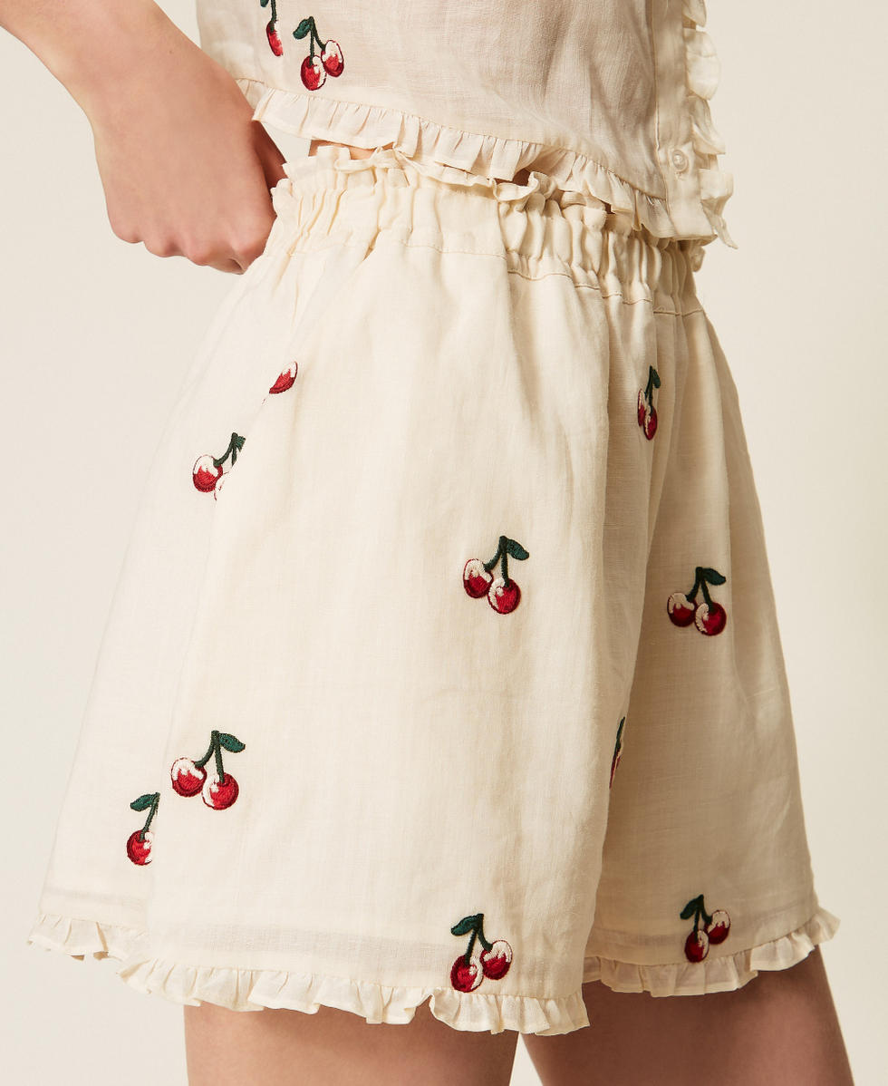 Short en ramie avec broderies cerises