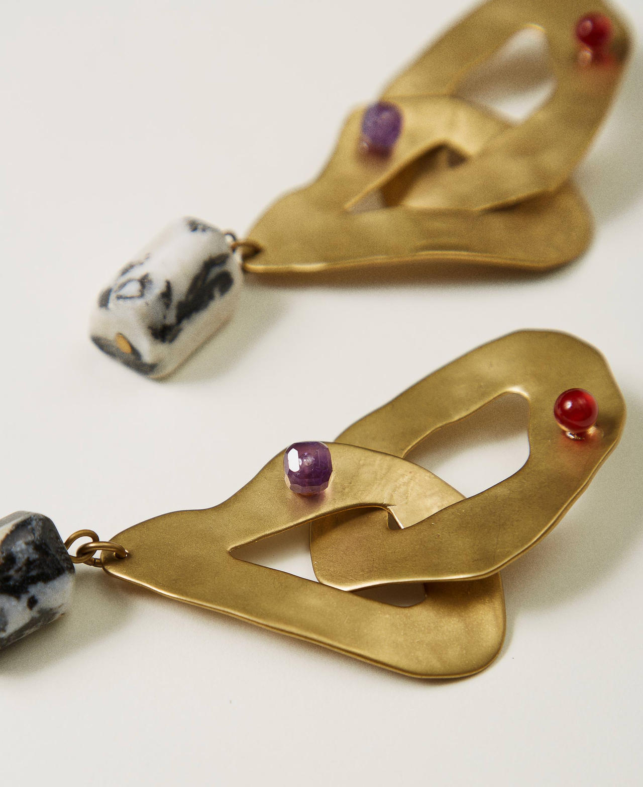 Metal chain earring with stones