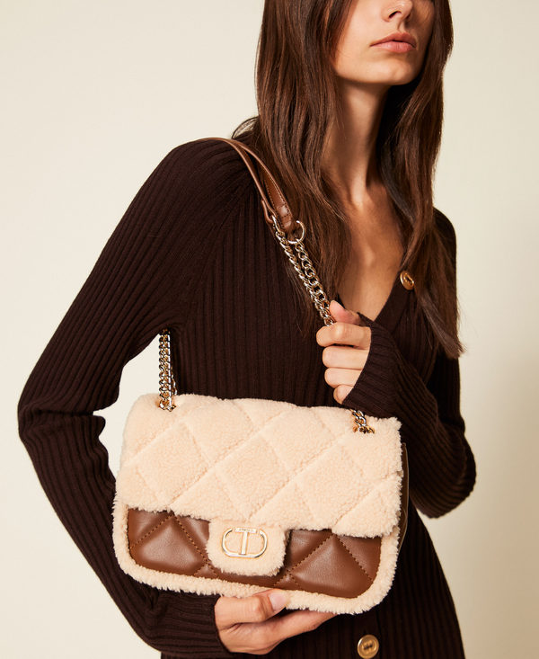 Borsa a tracolla quilted con faux fur