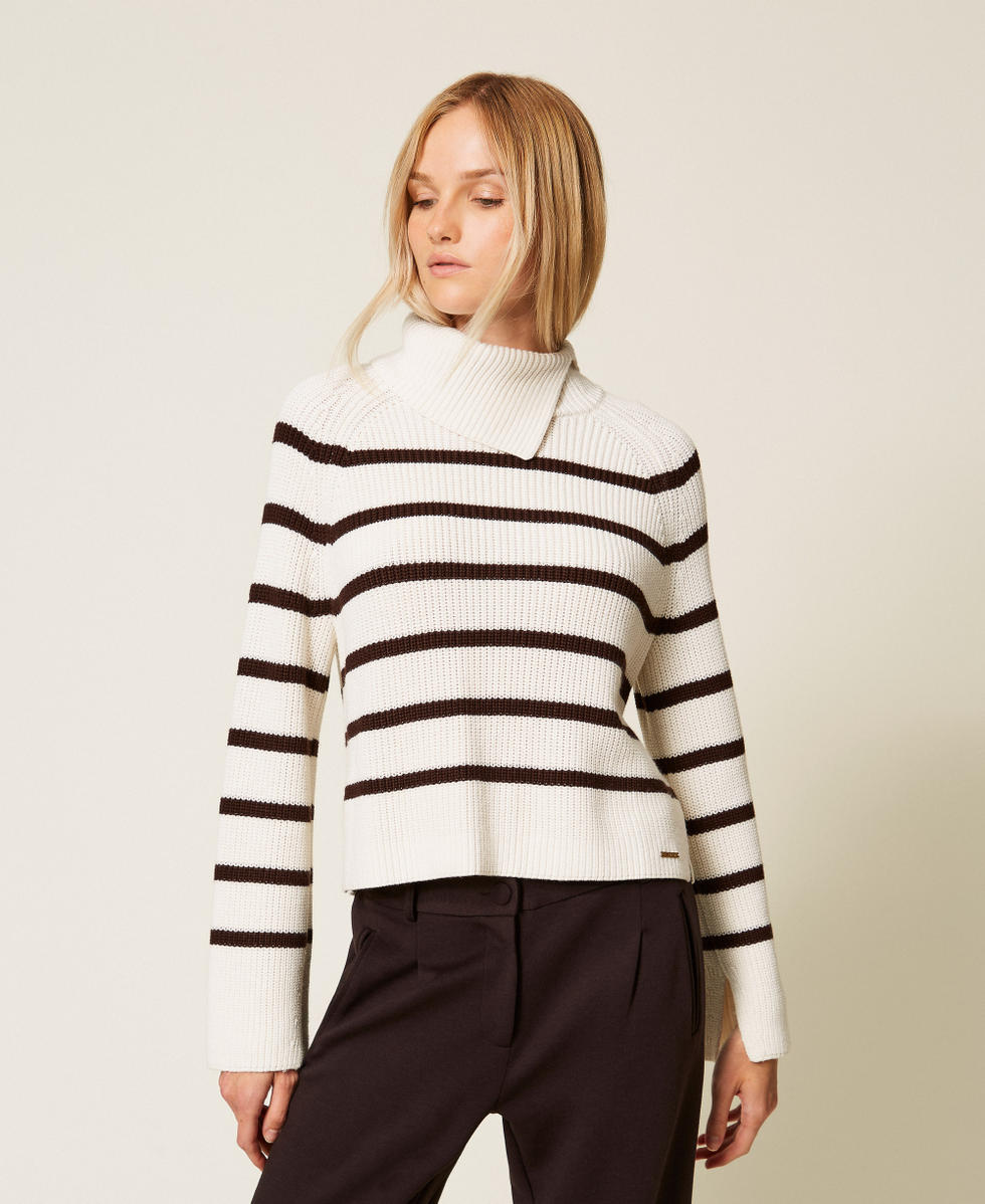 Gestreifter Pullover mit asymmetrischem Kragen Streifen Off White / Chocolate Frau 252LI3LCC_12727_01