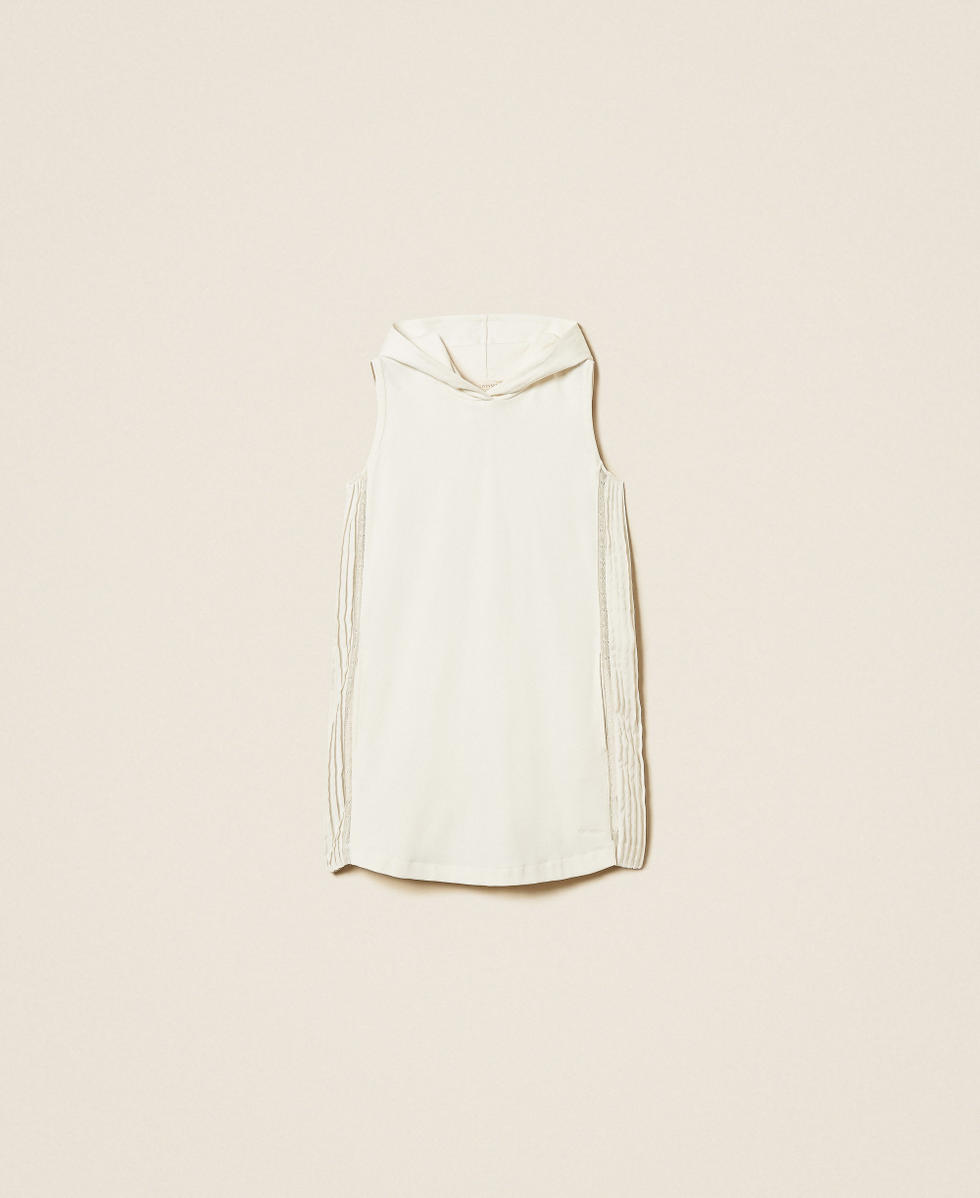 Short dress with pleated inserts and lace