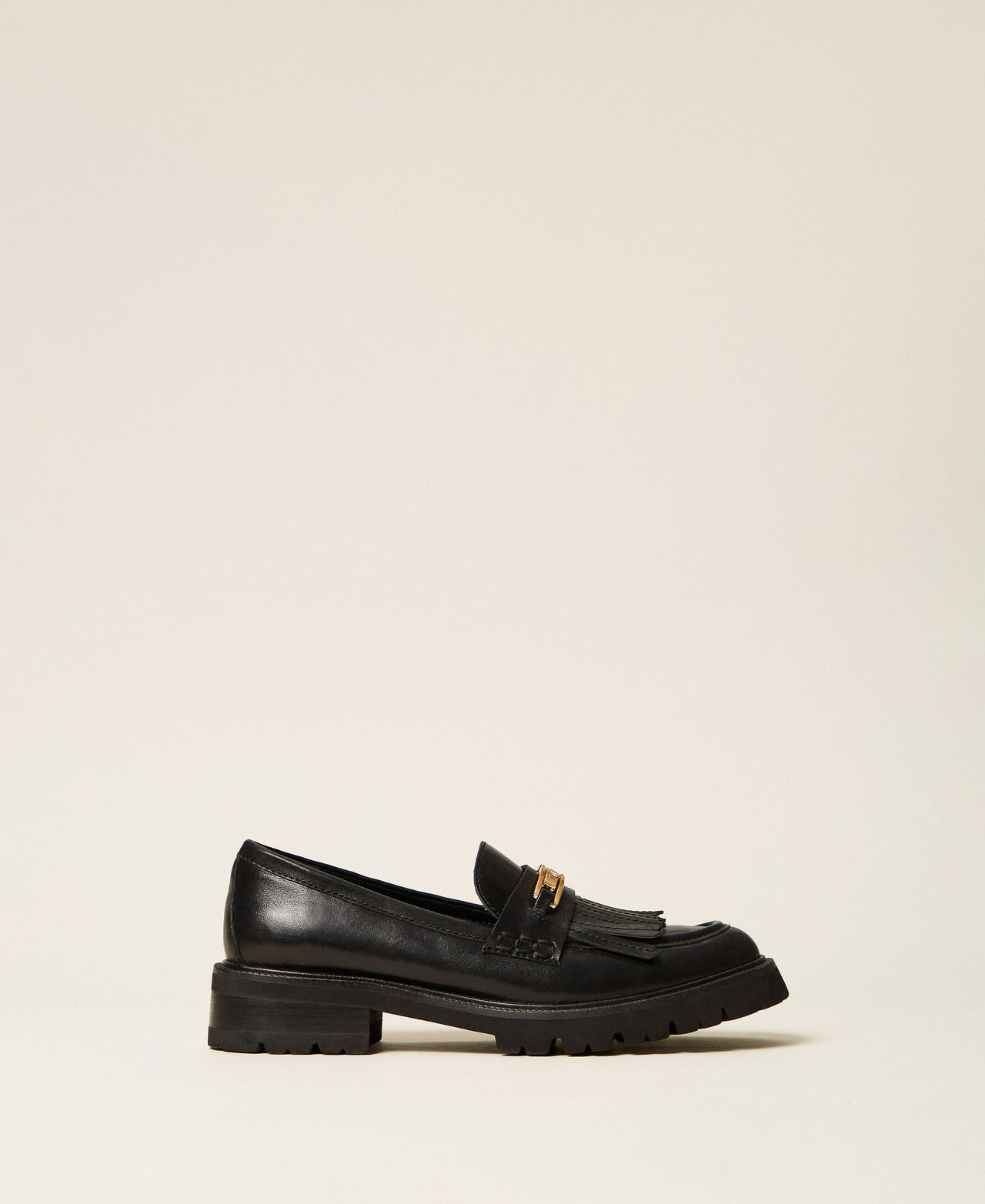 Leather loafers with fringes