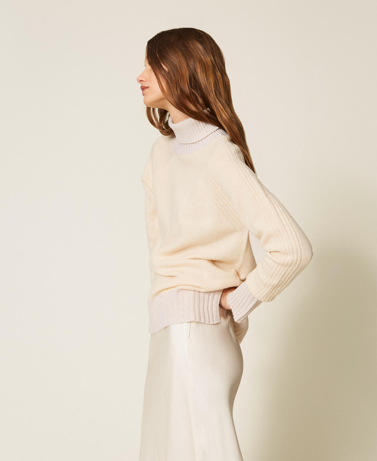 Jersey de cuello alto de cachemira mixta con lúrex Chantilly / Nieve Oro Lúrex Mujer 252TP3582_12790_02