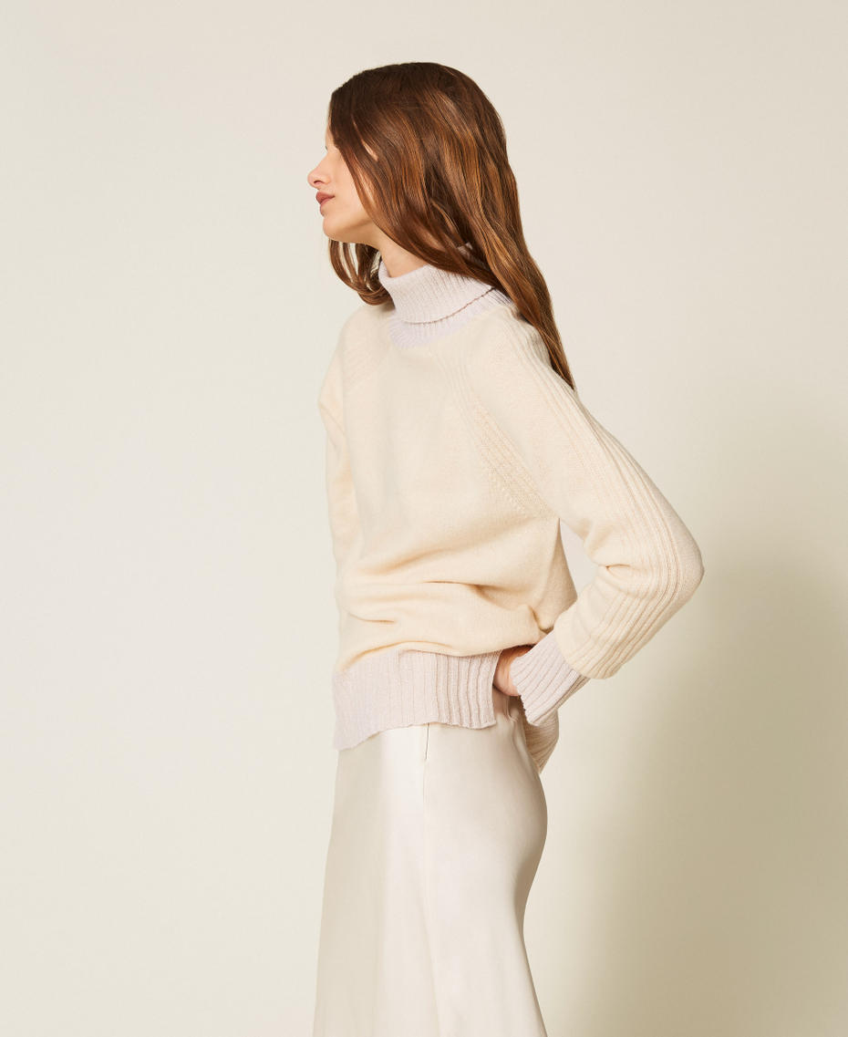 Stehkragenpullover aus Kaschmirmischung mit Lurex Chantilly / Schnee Gold Lurex Frau 252TP3582_12790_02