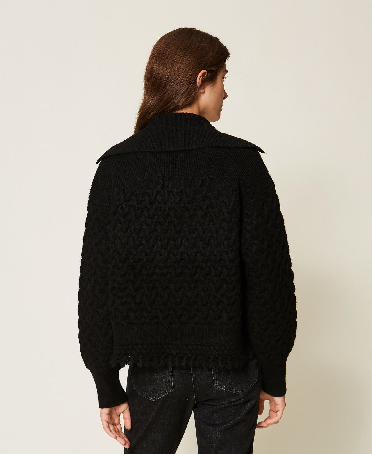 Pullover mit Zopfmuster und H&auml;keldetails Schwarz Frau 262AP3283_00006_02