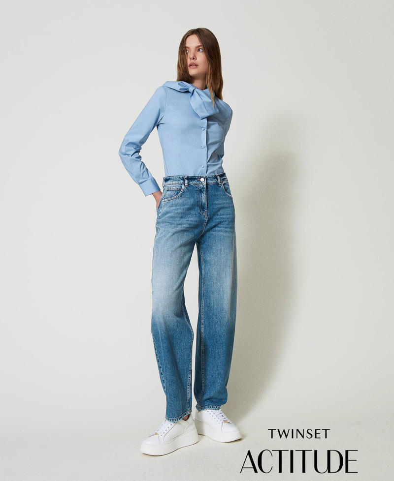 Jean carotte avec cinq poches Denim Clair Femme 242AT2270_11453_01