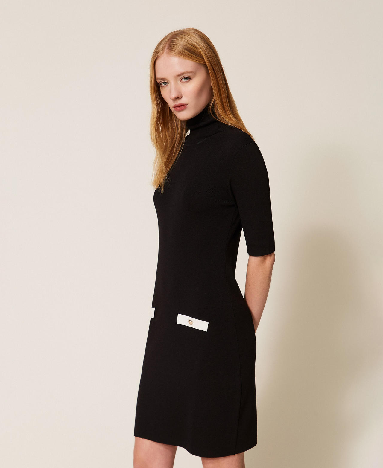 Robe courte en maille ray&eacute;e Bicolore Noir/Blanc Cass&eacute; Femme 261AP3043_11656_02