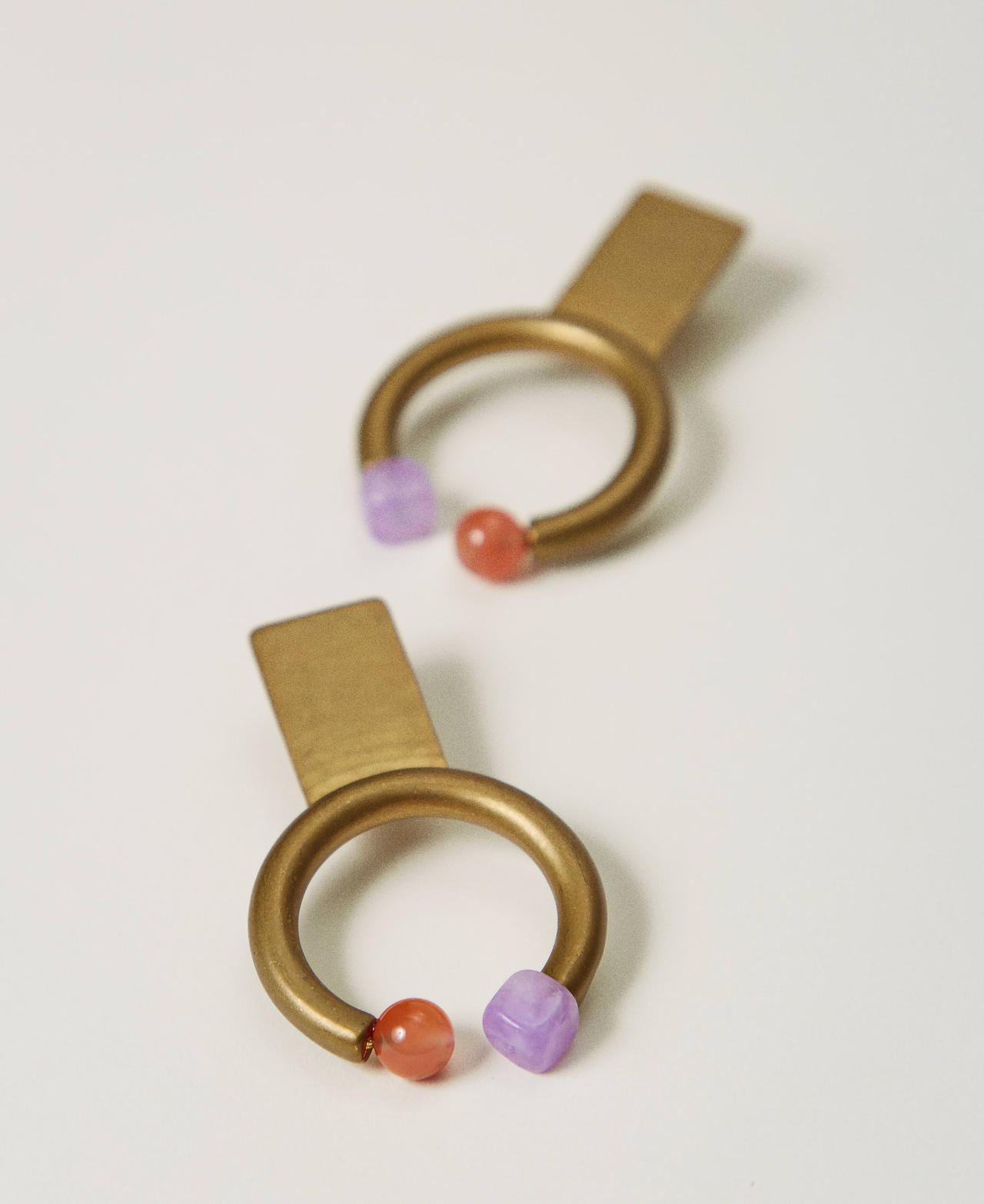 Earring with circle and stones