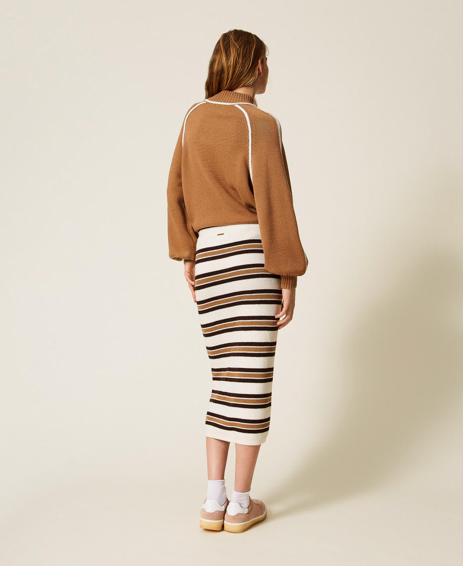 Sp&oacute;dnica longuette z dzianiny w paski Pasek Off White / Czekoladowy / Camel Kobieta 252LI3LAA_12726_03