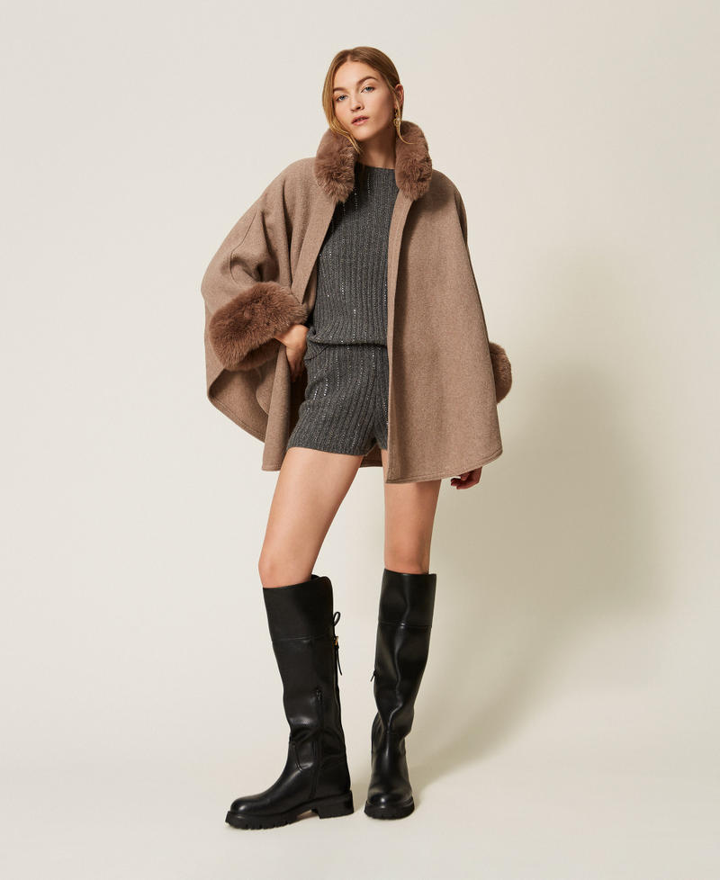 Poncho en drap avec fausse fourrure Mastic Chin&eacute; Femme 262TO5730_14170_T0
