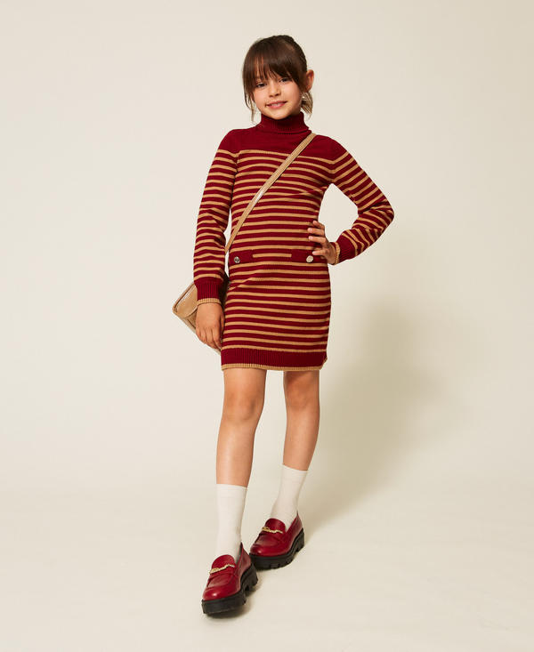 Kurzes Strickkleid mit Streifen