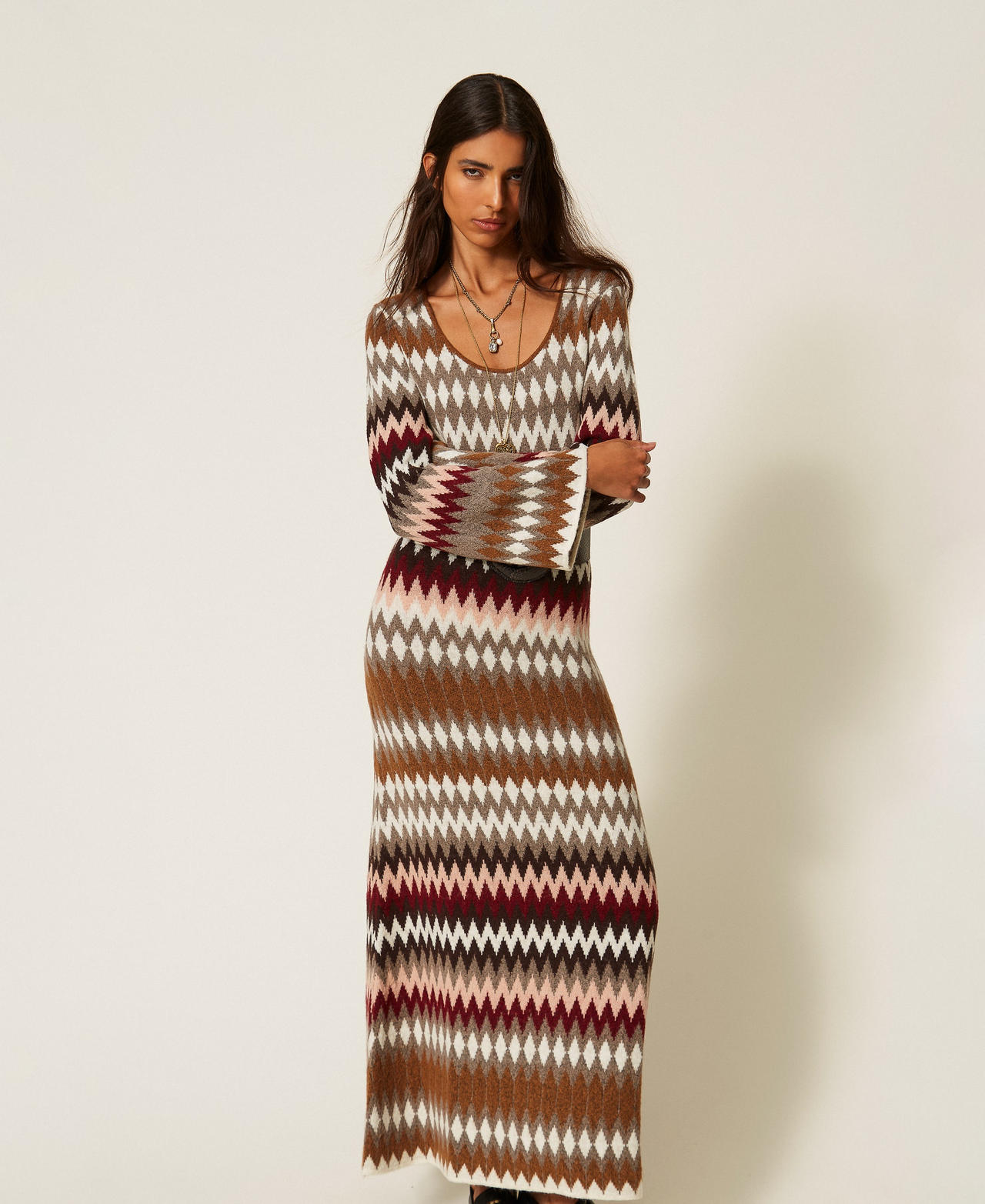 2-in-1-Maxistrickkleid mit Jacquard-Verarbeitung Jacquard Toffee / "Rhabarberrot" Frau 262AT3035_14118_01