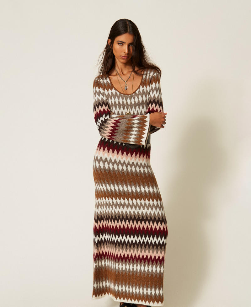 2-in-1-Maxistrickkleid mit Jacquard-Verarbeitung Jacquard Toffee / "Rhabarberrot" Frau 262AT3035_14118_01