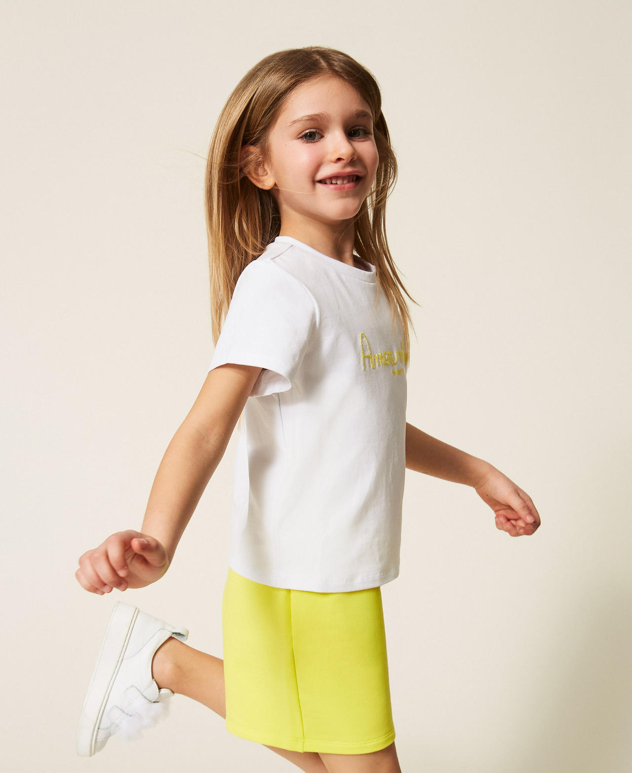 T-shirt pour fille avec broderie et short en molleton