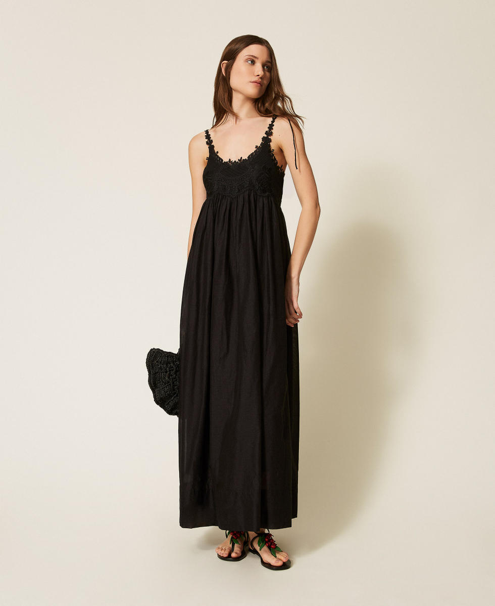 Langes Kleid aus Musselin mit Spitze