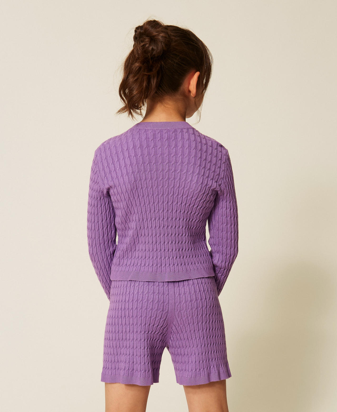 Figurbetonte Strick-Shorts mit Zopfmuster Hyazinthenlila M&auml;dchen 262GJ3073_11296_03