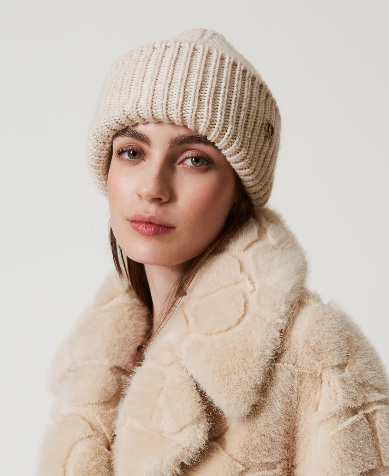 Ribbed knit beanie with Oval T White Cream Woman 242TO5730_11952_0S