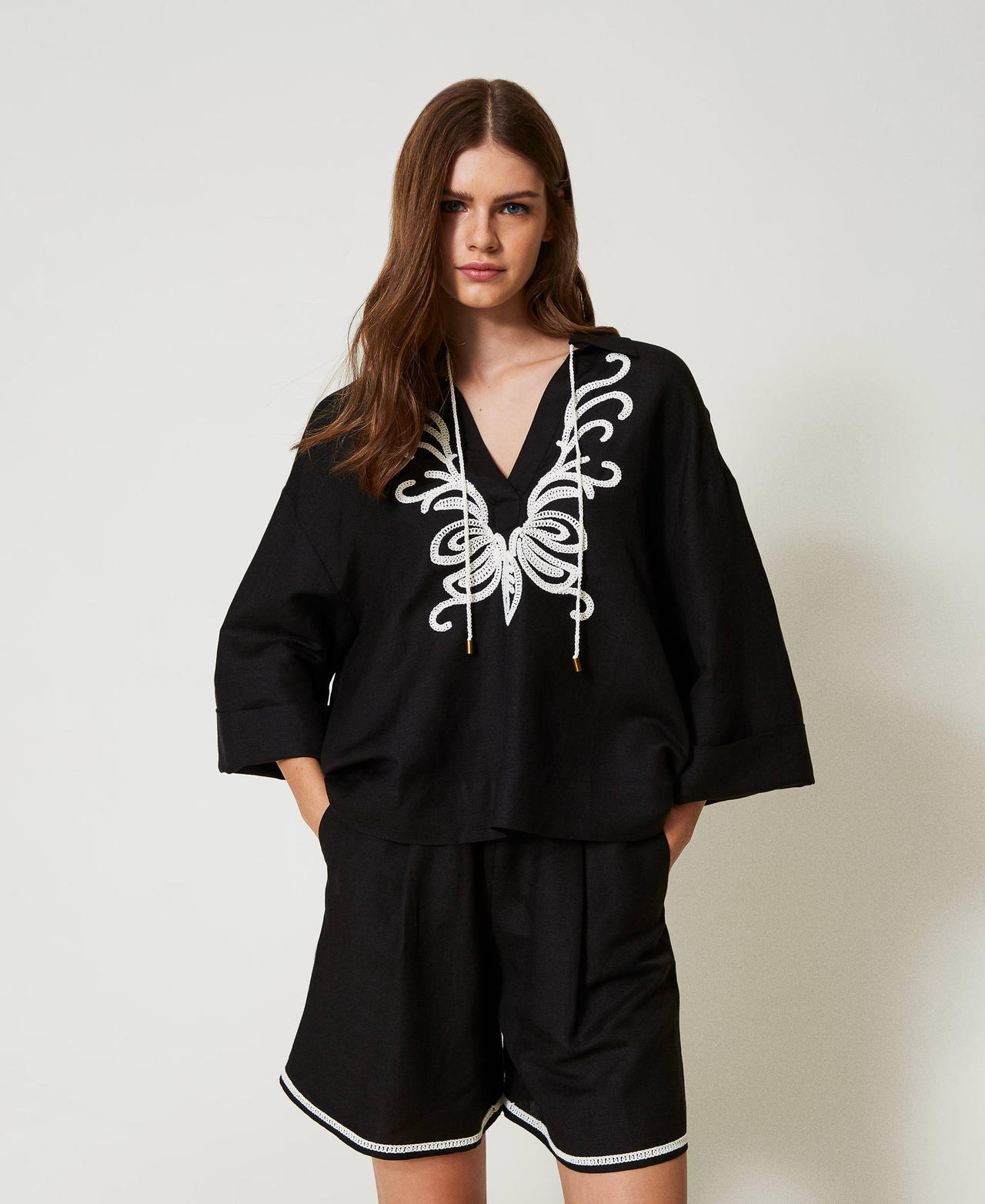 Blusa de mezcla de lino con bordados Bicolor Negro / Blanco N&aacute;car Mujer 251LB2FCC_02710_01