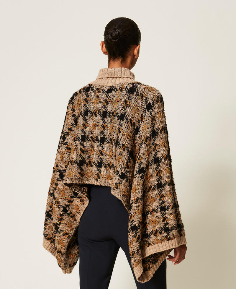 Cape aus Jacquardstrick mit Karomuster Jacquard-Karomuster Brandy Brown Frau 262TT3470_14176_04
