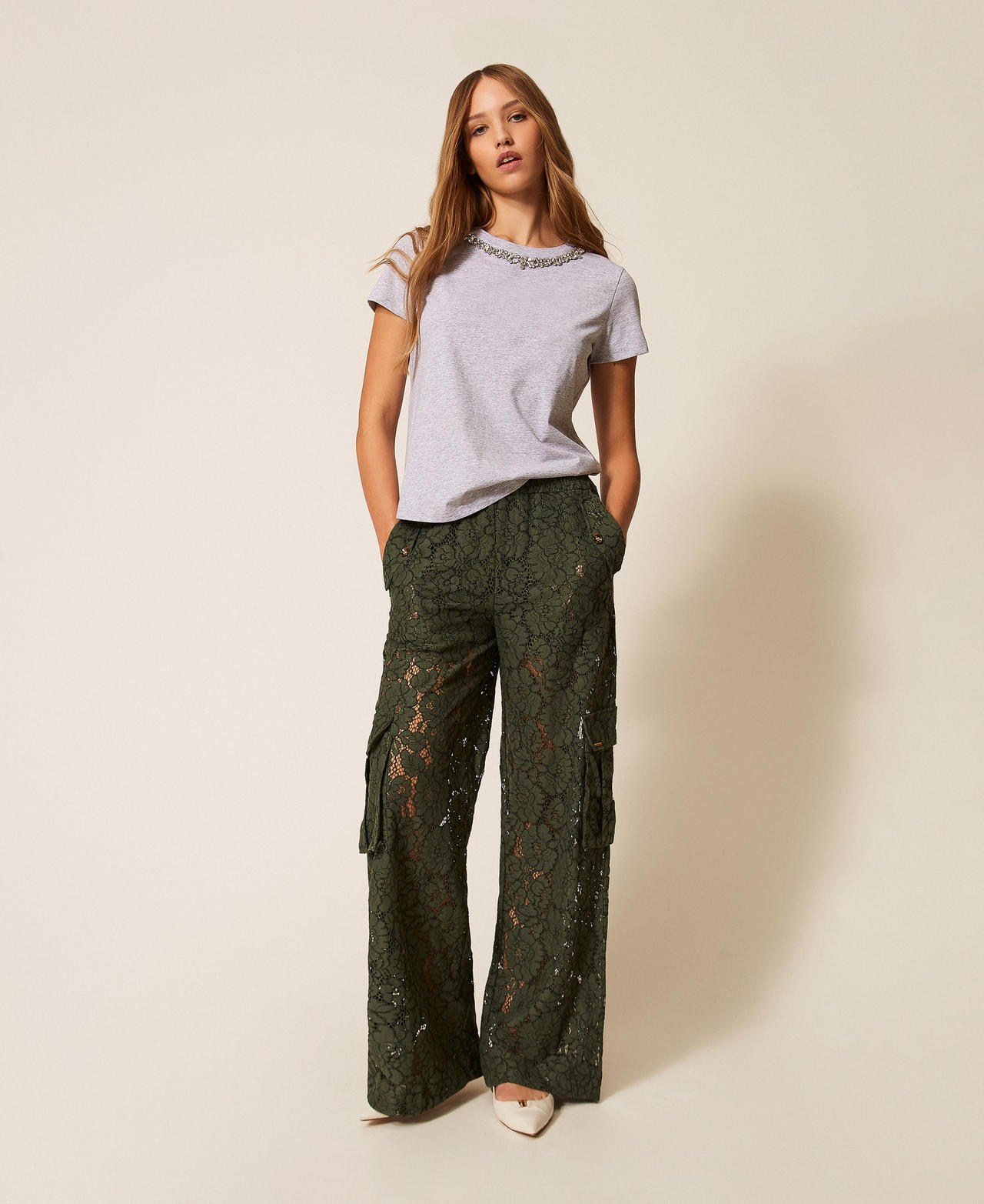 Pantalon cargo en dentelle rebrodée