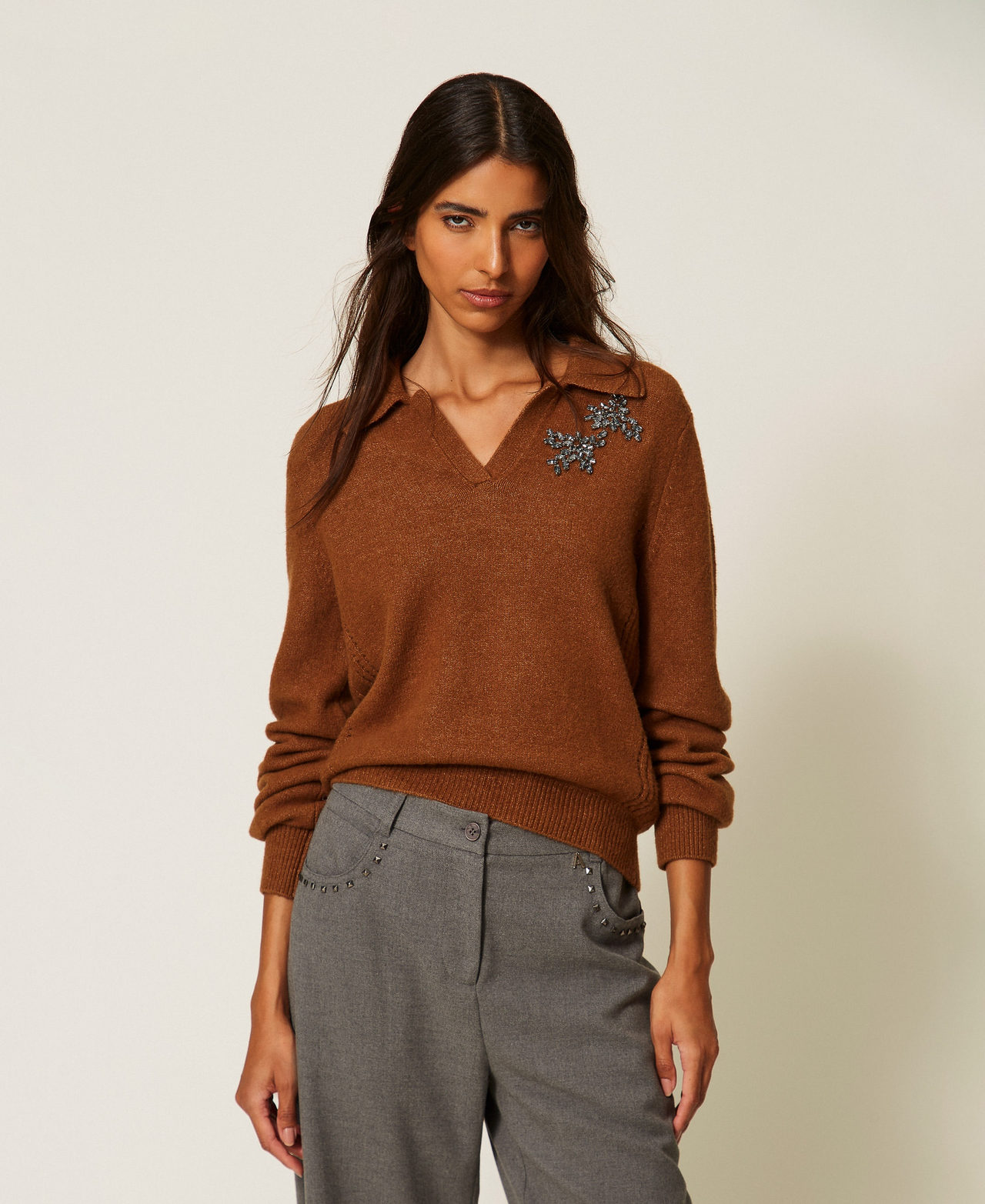 Pullover im Polostil mit Stickerei Toffee Beige Frau 262AT3121_00605_01