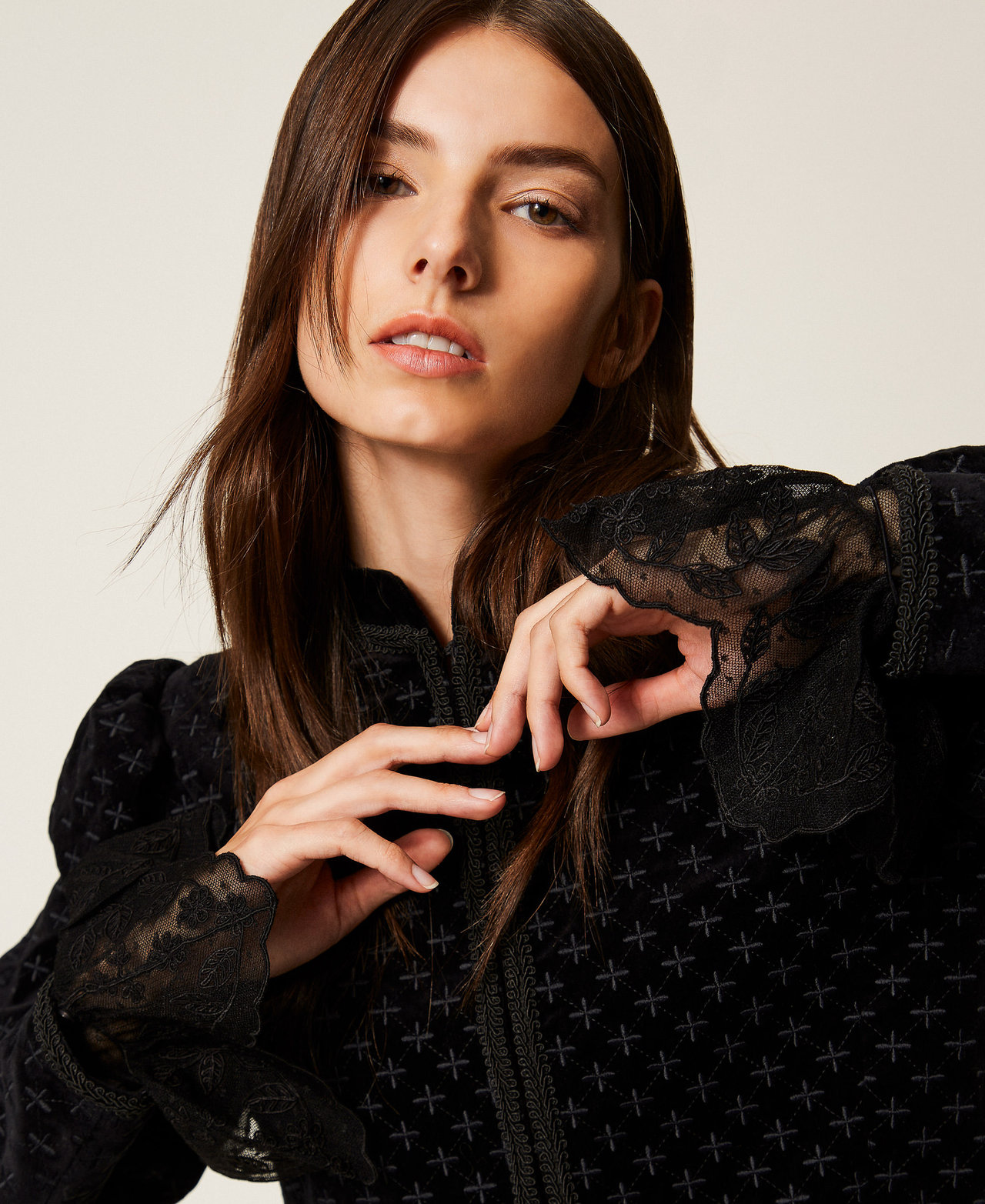 Mankiet z koronki makramowej Czarny Kobieta 252TS5FBB_00006_T0