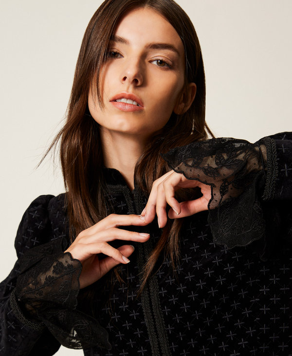 Macram&eacute; lace cuff