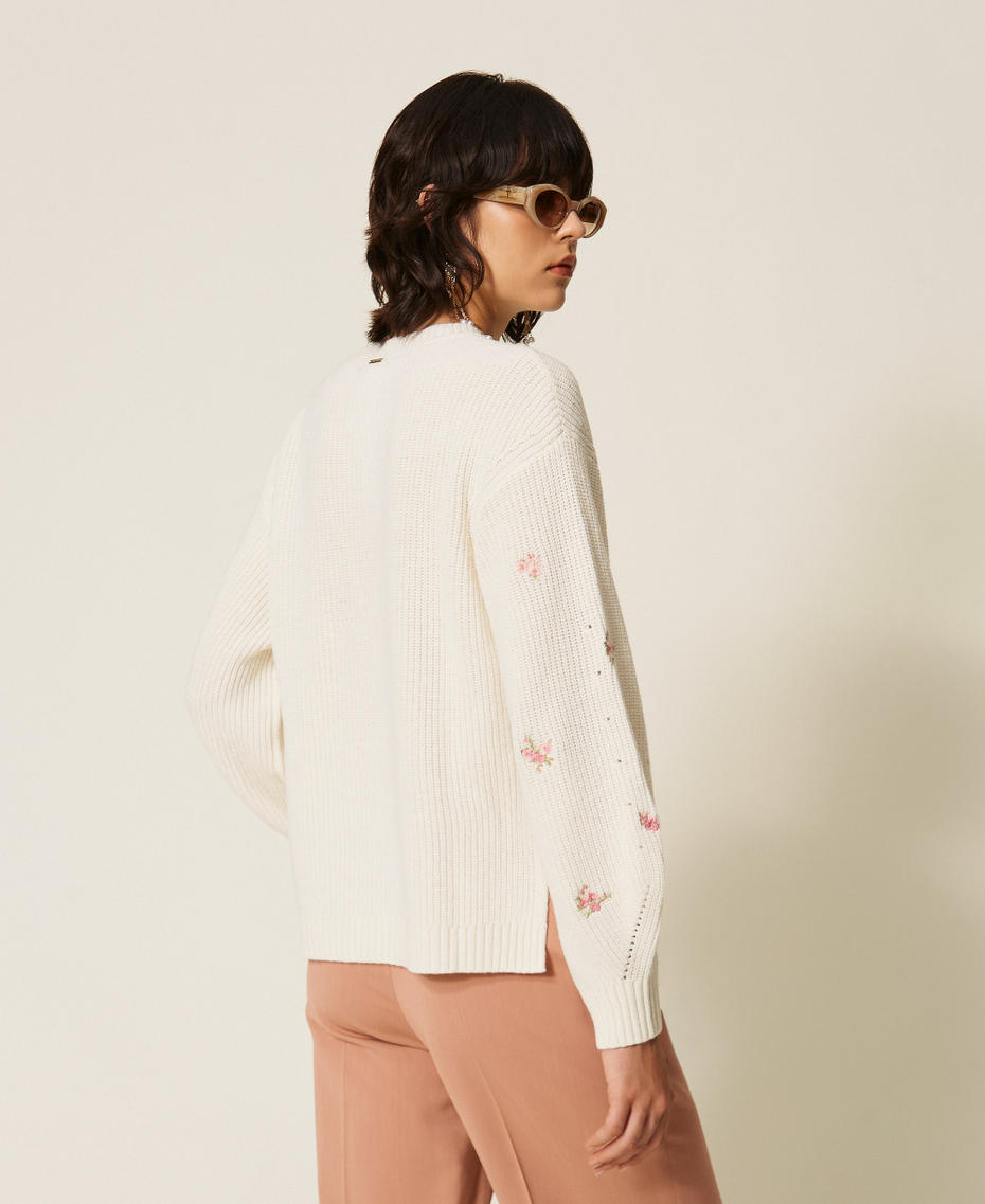 Pullover im Rippenmuster aus Wollmischung mit floralem Stickmotiv Perlmutt Frau 262TP3410_00059_04