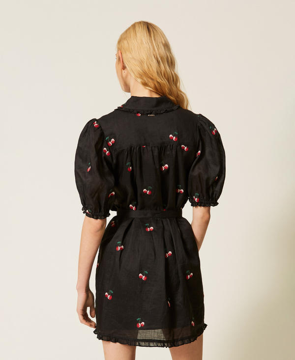 Kurzes Kleid aus Ramie mit Stickerei