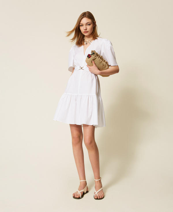 Kr&oacute;tka sukienka z popeliny z paskiem logo