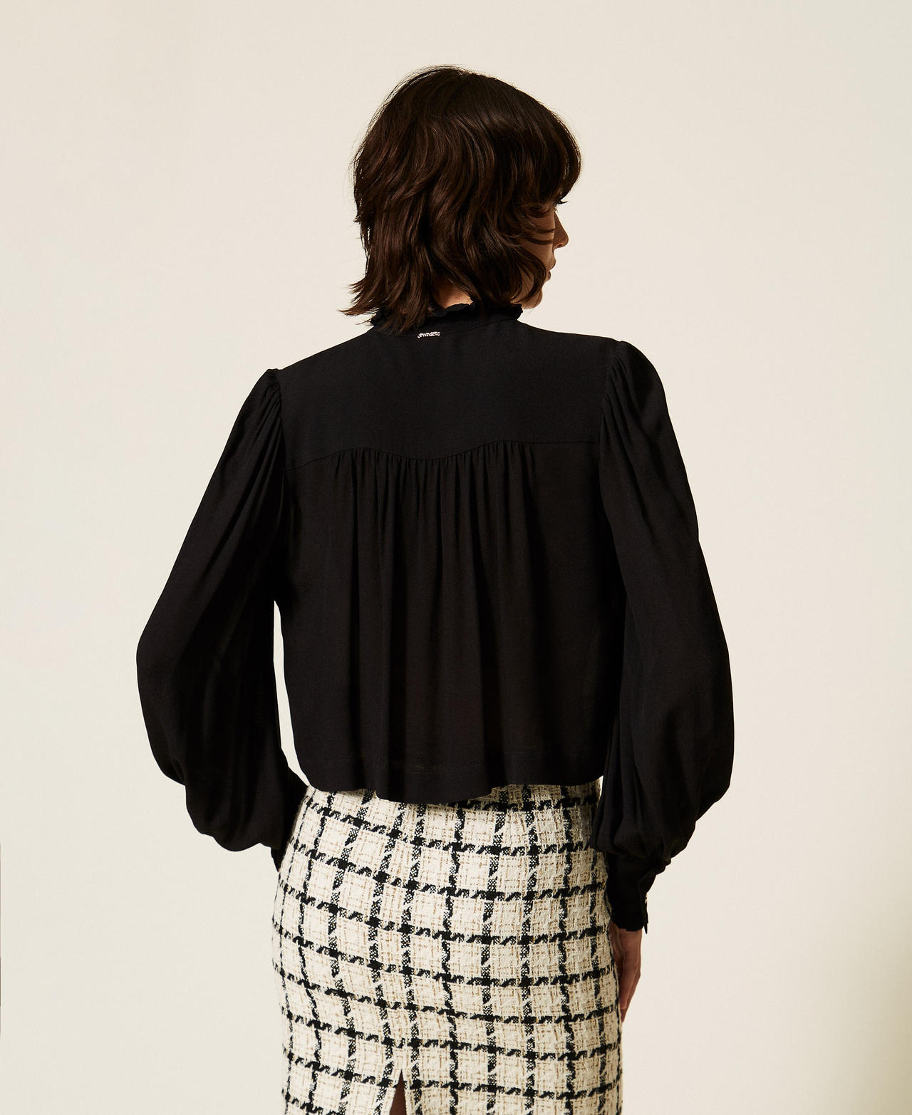 Camicia cropped in cr&ecirc;pe de Chine Nero Donna 262TP2342_00006_03