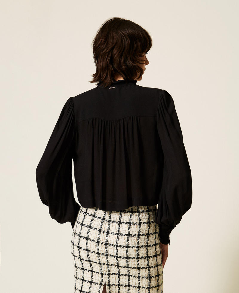 Camicia cropped in cr&ecirc;pe de Chine Nero Donna 262TP2342_00006_03