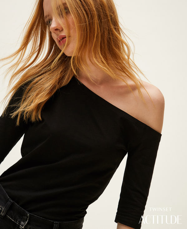 T-shirt with asymmetric collar