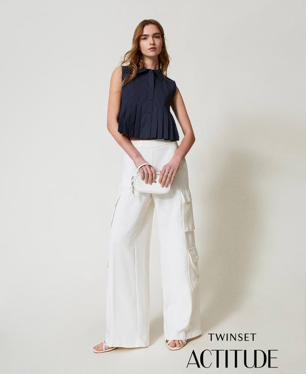 Camisa cropped con plisados
