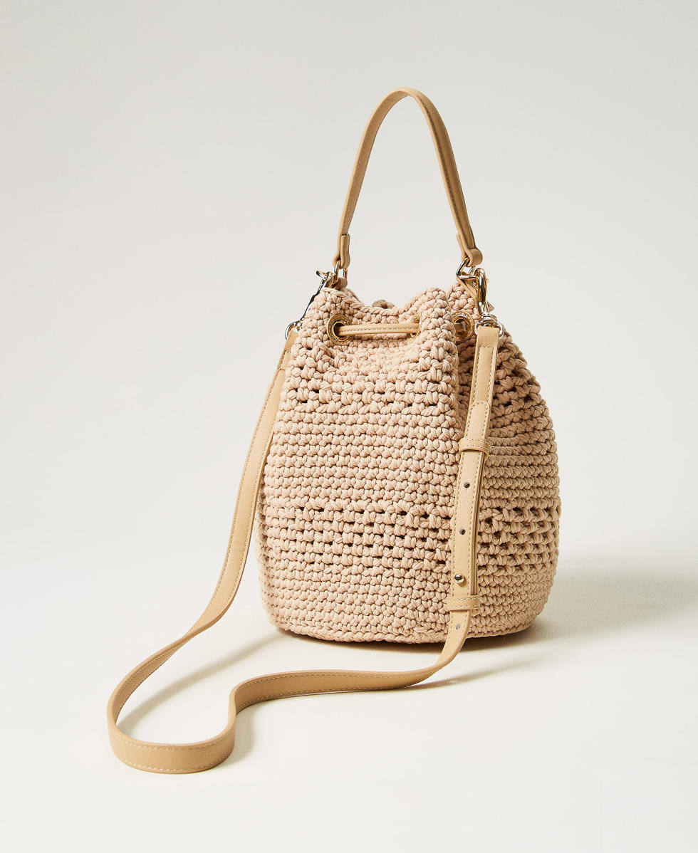 Bolso tipo saco de algod&oacute;n de ganchillo