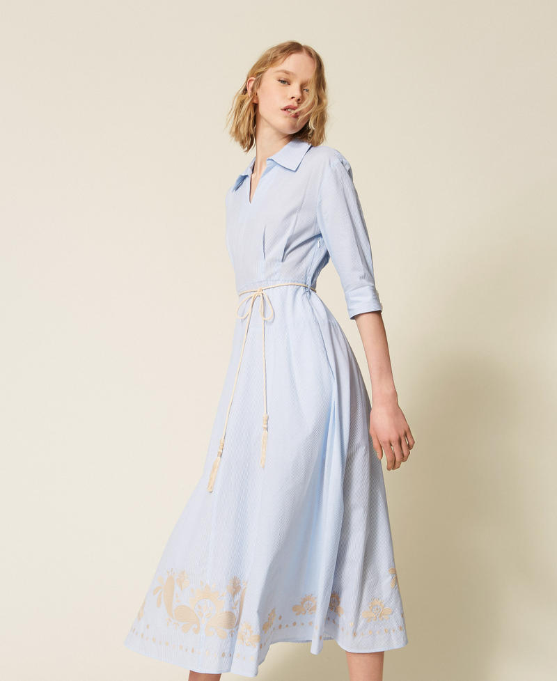 Robe longue ray&eacute;e avec broderie Blanc Cass&eacute;/Bleu Clair Broderie Pinstripe Femme 261AT2032_13391_02