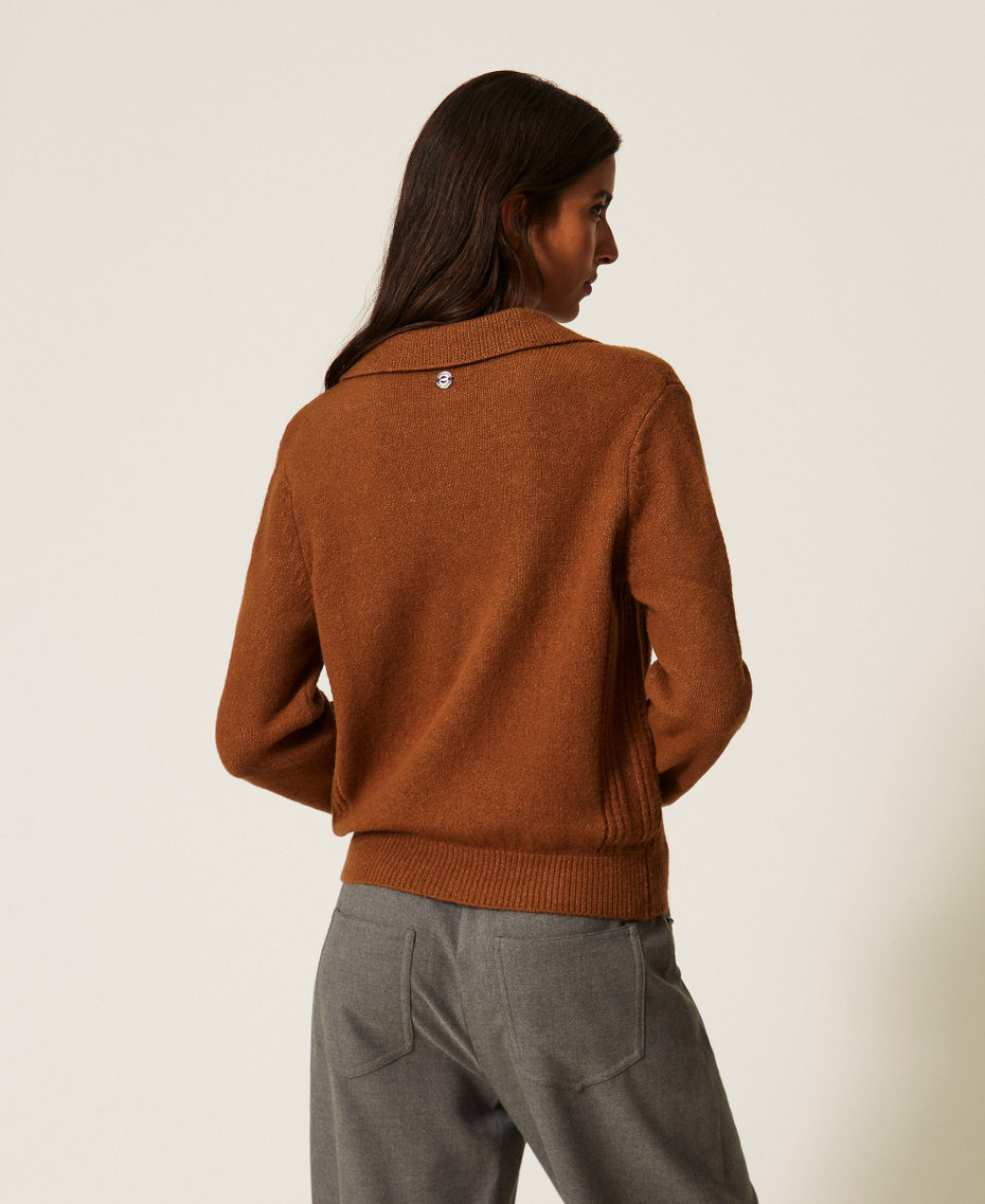 Pullover im Polostil mit Stickerei Toffee Beige Frau 262AT3121_00605_03