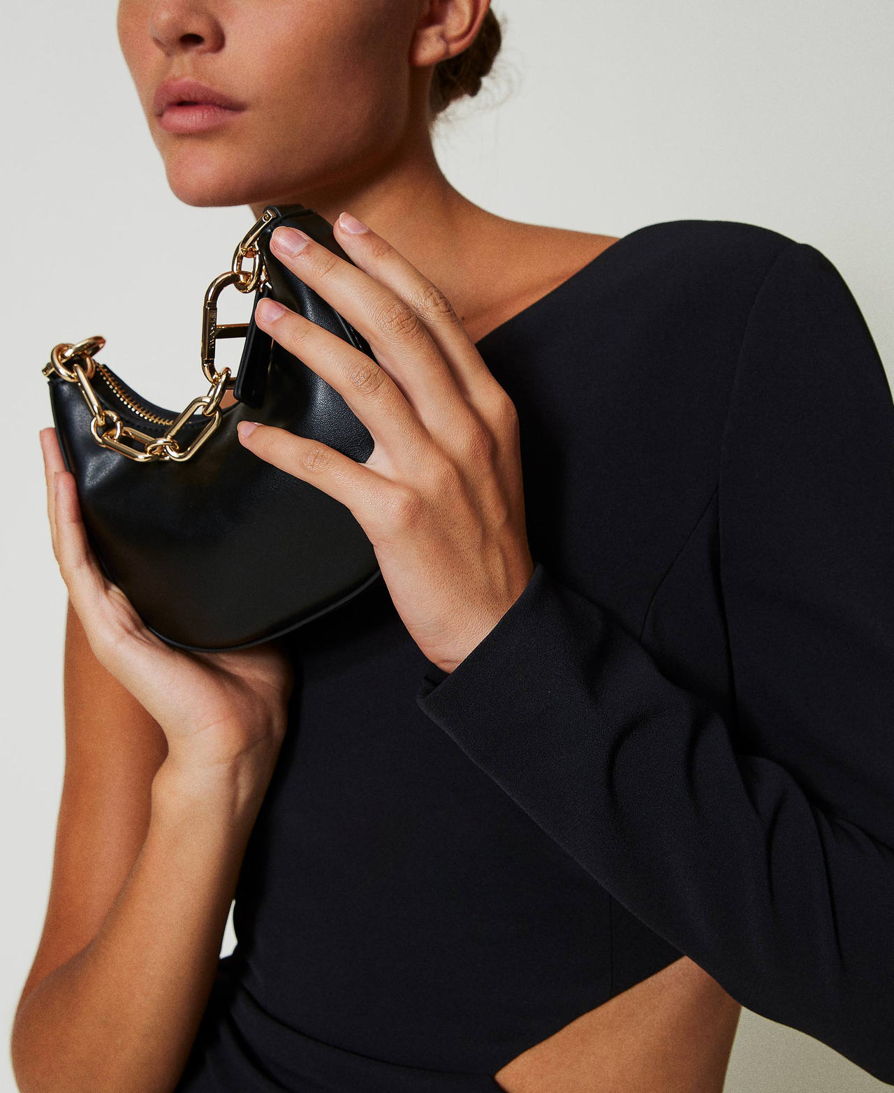 Tasche „Mini Croissant“ mit „Oval T“-Schließe Schwarz Frau 242TB7220_00006_0S
