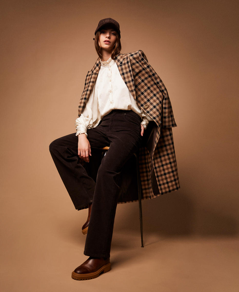 Pantal&oacute;n de pana con cinco bolsillos